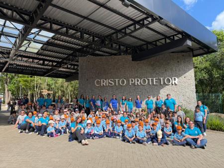Grupo de 140 crianças das escolas municipais de Relvado realiza passeio ao Cristo Protetor