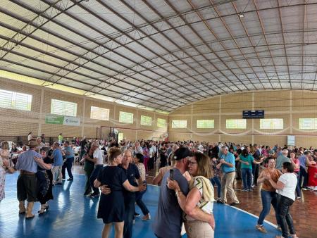 Baile Regional reúne cerca de 800 idosos em Relvado
