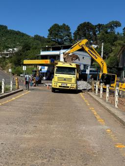 Obras na ponte da Avenida Independência deixam trânsito em meia pista nesta terça-feira