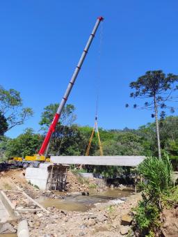 Vigas são içadas em pontes