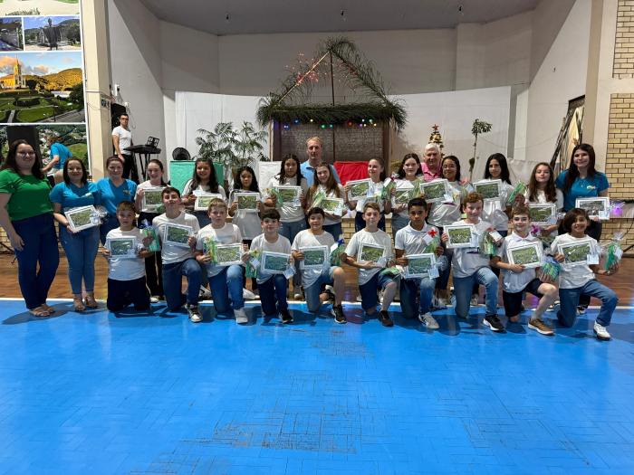 Alunos da EMEF Santo Antônio emocionam em Noite da Família