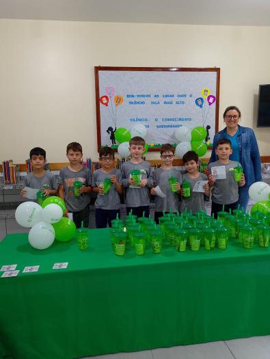 Alunos recebem presentes por manter o hábito da leitura