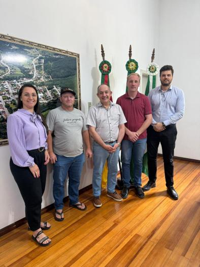 Suplente Luciano Azevedo faz visita a Relvado